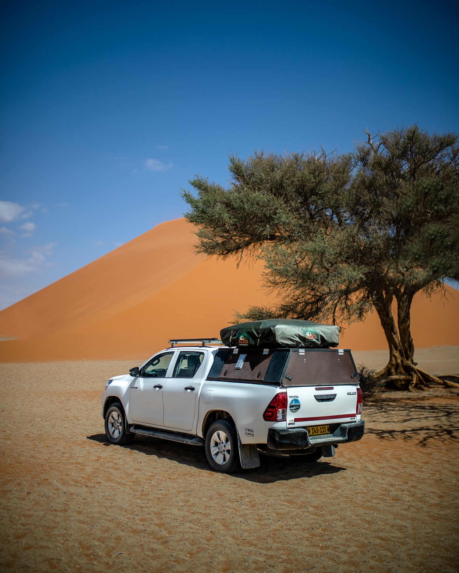 A 4x4 below the towering dunes of Sossusvlei